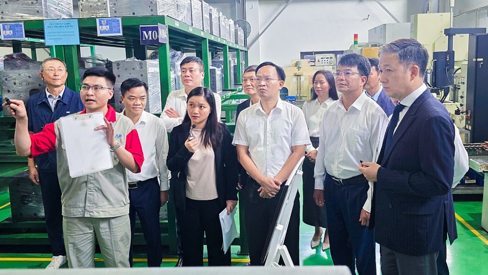 Các đại biểu trực tiếp tham quan và chứng kiến những thay đổi sau quá trình tham gia dự án nhà máy thông minh của doanh nghiệp
