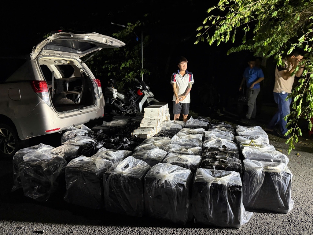 Đối tượng vận chuyển gần 11.000 bao thuốc lá lậu bị bắt giữ Đối tượng vận chuyển gần 11.000 bao thuốc lá lậu bị bắt giữ