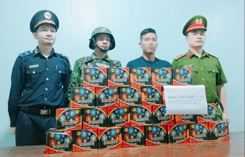 Bắt giữ đối tượng vận chuyển pháo nổ qua khu vực biên giới Hà Tĩnh