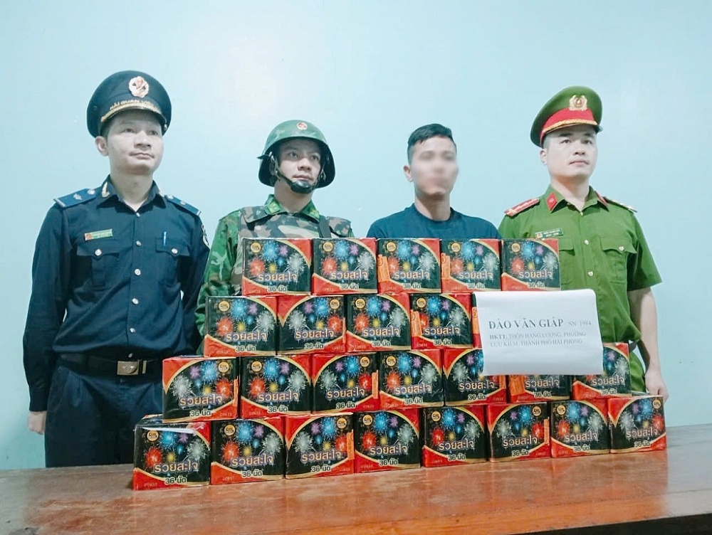 Đối tượng Giáp (không đội mũ) cùng tang vật khi bị bắt giữ. 
