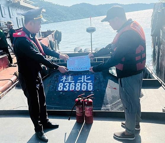 Hải quan Vạn Gia giúp thuyền viên nâng cao ý thức chấp hành pháp luật