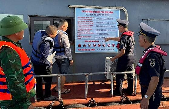 Hải quan Vạn Gia giúp thuyền viên nâng cao ý thức chấp hành pháp luật