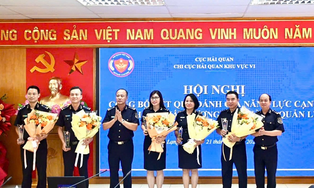 Lãnh đạo chi cục trao hoa chúc mừng các đơn vị.