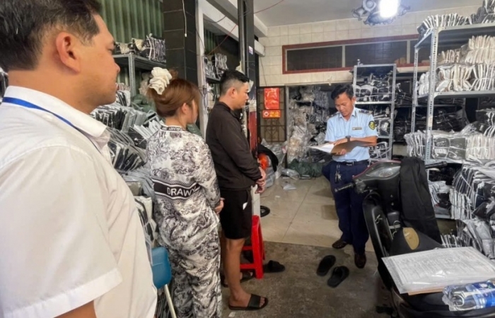 Tạm giữ hơn 1.500 chiếc áo khoác "ba không" bán qua mạng xã hội