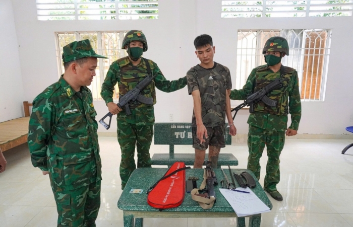 Bắt giữ đối tượng mang súng AK tại cửa khẩu Mỹ Quý Tây khi xuất cảnh