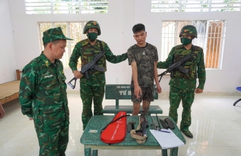 Bắt giữ đối tượng mang súng AK tại cửa khẩu Mỹ Quý Tây khi xuất cảnh