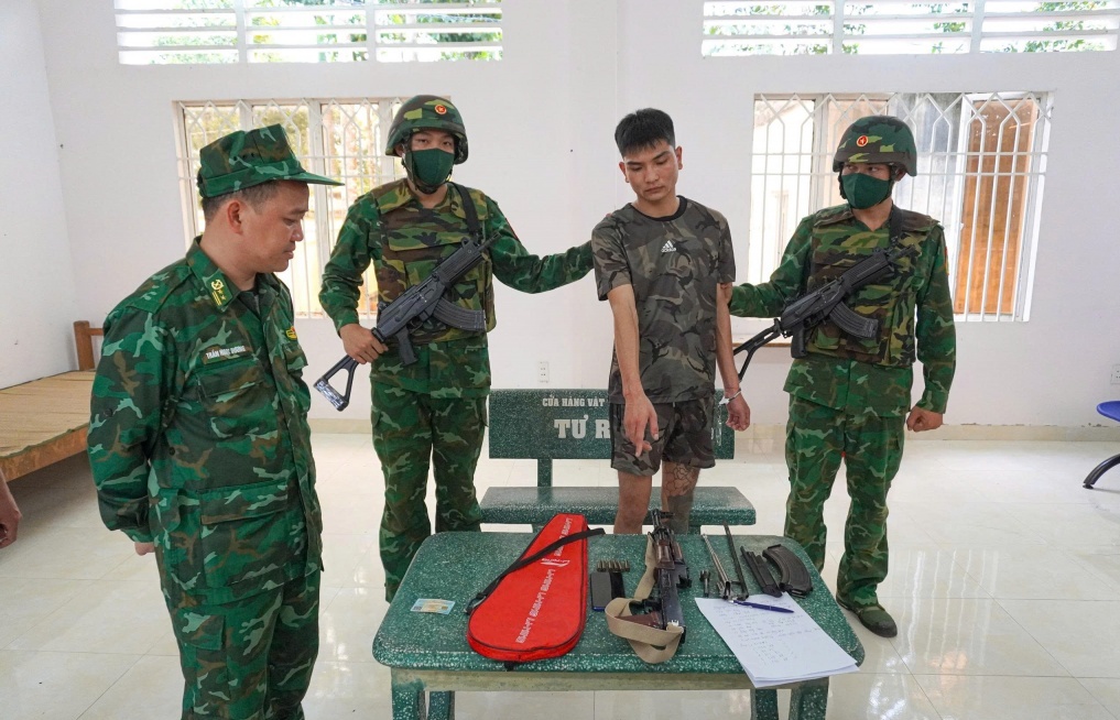 Bắt giữ đối tượng mang súng AK tại cửa khẩu Mỹ Quý Tây khi xuất cảnh