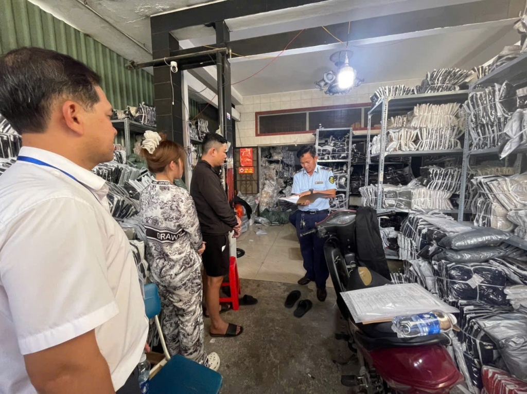 Quản lý thị trưio72ng TP. Hồ Chí Minh kiểm tra kho chứa hàng vi phạm