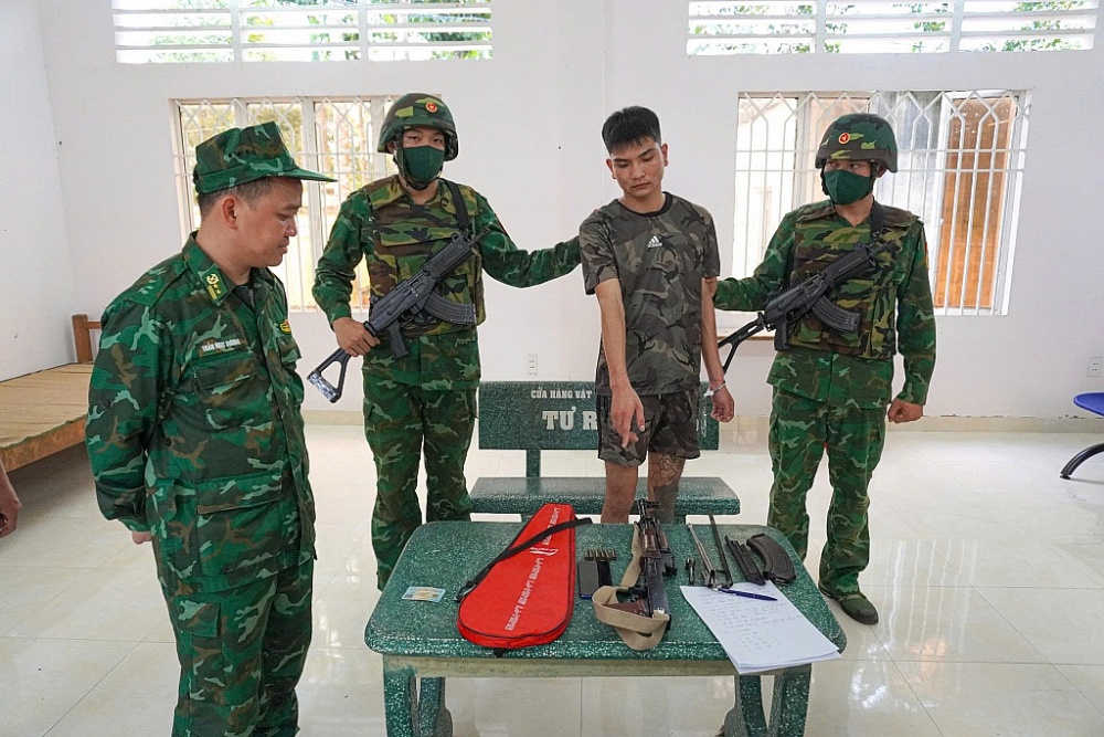 Bắt giữ đối tượng mang súng AK tại cửa khẩu Mỹ Quý Tây khi xuất cảnh