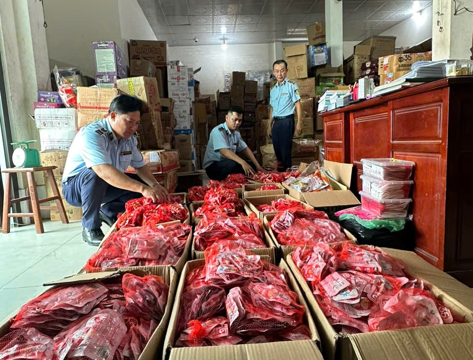 Cà Mau thu giữ hơn 120 kg xúc xích nghi nhập lậu