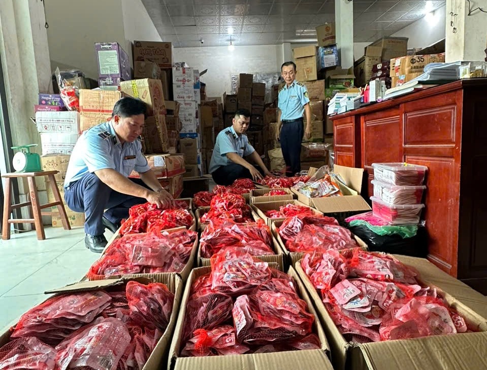 Cà Mau thu giữ hơn 120 kg xúc xích nghi nhập lậu