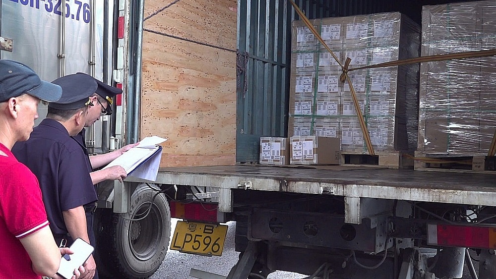 Công chức Hải quan cửa khẩu quốc tế Móng Cái kiểm tra hàng hóa nhập khẩu. Công chức Hải quan cửa khẩu quốc tế Móng Cái kiểm tra hàng hóa nhập khẩu.