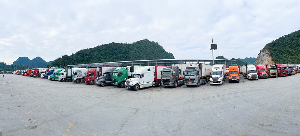 Lượng xe hàng tại bến bãi chờ làm thủ tục thông quan không có dấu hiệu đột biến.  Lượng xe hàng tại bến bãi chờ làm thủ tục thông quan không có dấu hiệu đột biến.