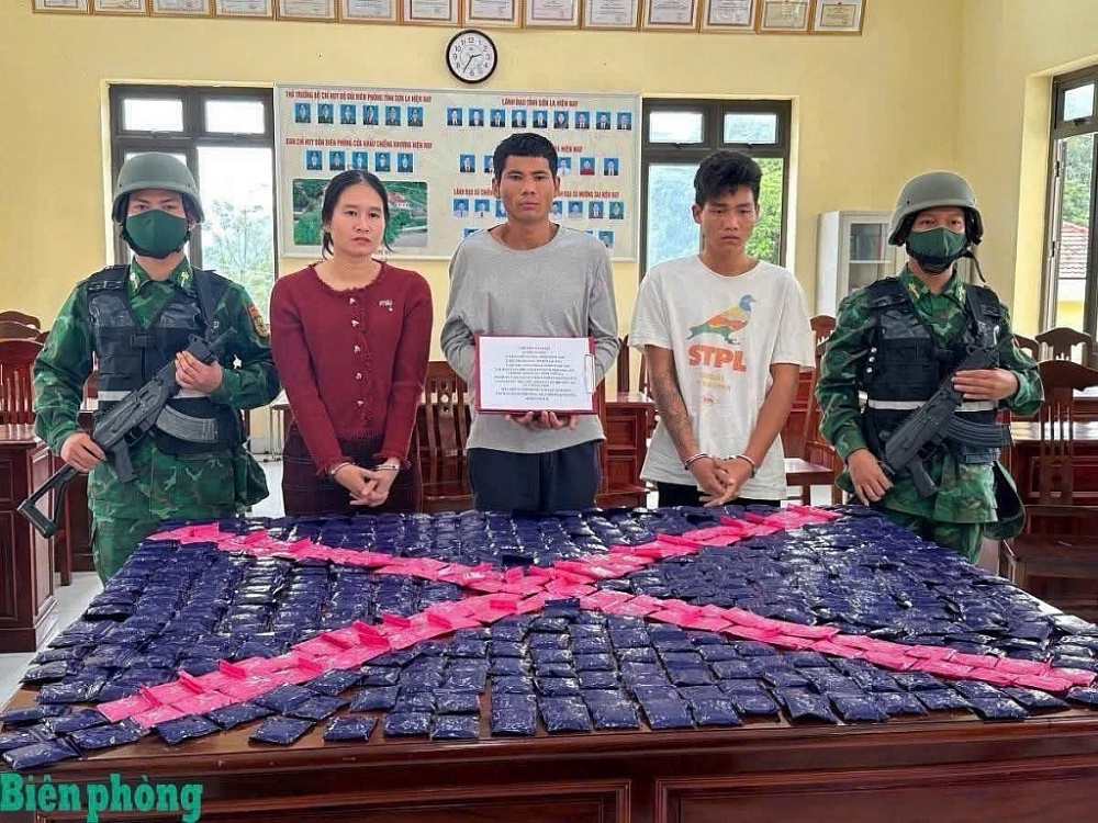 Bắt giữ 3 đối tượng vận chuyển trái phép số lượng lớn ma túy tổng hợp Bắt giữ 3 đối tượng vận chuyển trái phép số lượng lớn ma túy tổng hợp