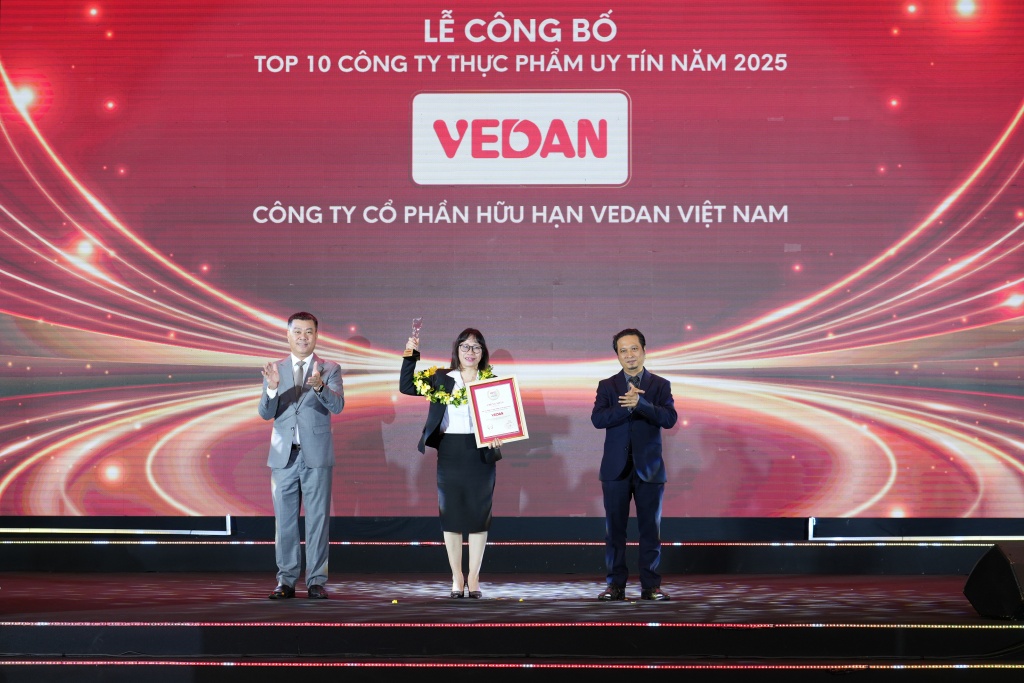 Bà Hà Thị Hòa Bình, đại diện Vedan Việt Nam, nhận chứng nhận Top 10 Công ty thực phẩm uy tín năm 2025 Bà Hà Thị Hòa Bình, đại diện Vedan Việt Nam, nhận chứng nhận Top 10 Công ty thực phẩm uy tín năm 2025