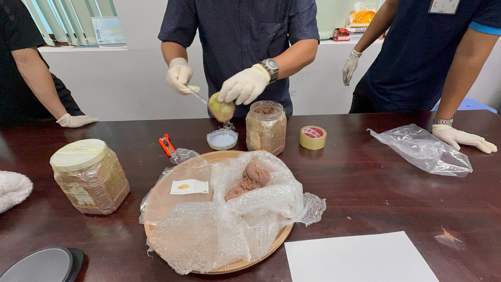 Ma túy giấu trong hũ mắm tôm do Hải quan cửa khẩu sân bay quốc tế Tân Sơn Nhất bắt giữ Ma túy giấu trong hũ mắm tôm do Hải quan cửa khẩu sân bay quốc tế Tân Sơn Nhất bắt giữ