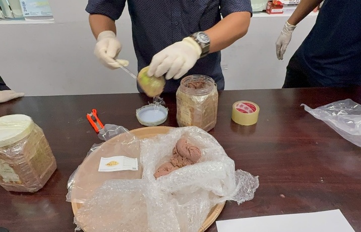 Hải quan sân bay quốc tế Tân Sơn Nhất bắt ma túy giấu trong các hũ mắm tôm