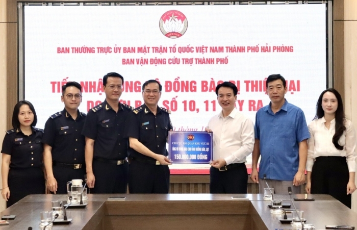 Hải quan khu vực III ủng hộ đồng bào bị bão, lũ 150 triệu đồng