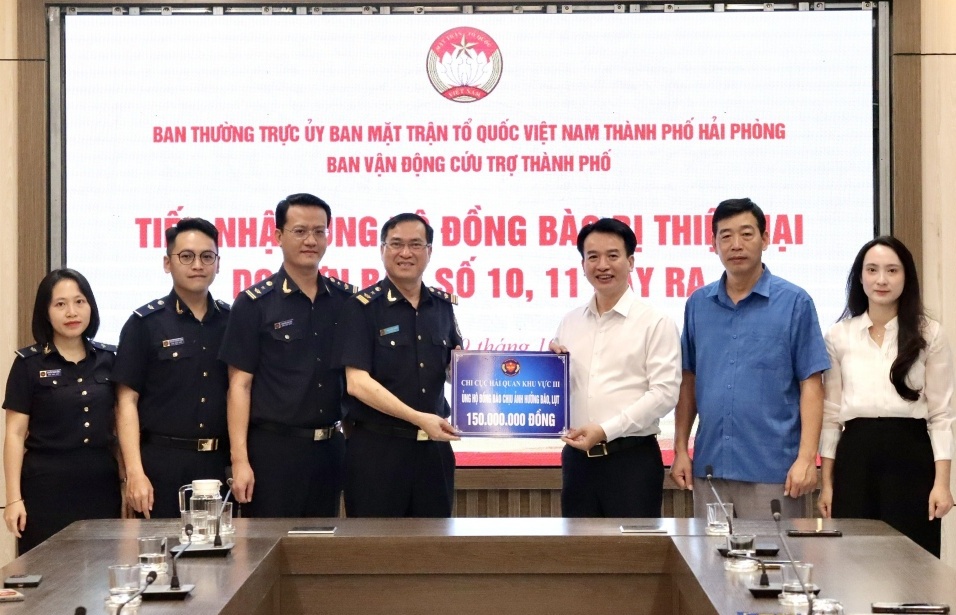 Hải quan khu vực III ủng hộ đồng bào bị bão, lũ 150 triệu đồng