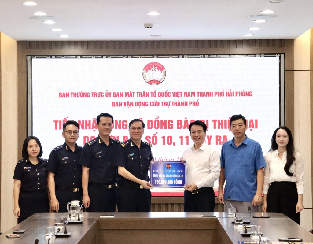 Hải quan khu vực III ủng hộ đồng bào bị bão, lũ 150 triệu đồng Hải quan khu vực III ủng hộ đồng bào bị bão, lũ 150 triệu đồng