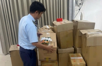 Tạm giữ trên 1.000 sản phẩm thực phẩm nhập lậu