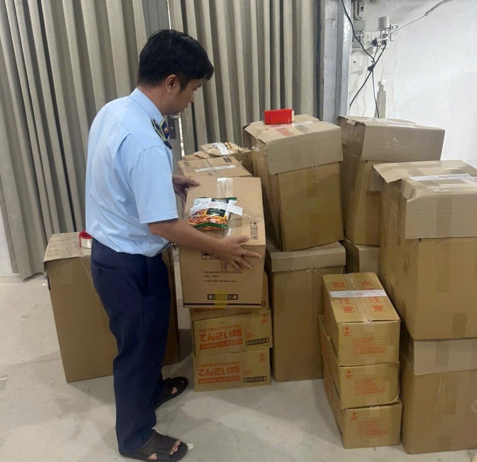 Tạm giữ trên 1.000 sản phẩm thực phẩm nhập lậu