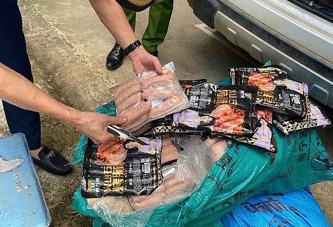 Số xúc xích không rõ nguồn gốc bị lực lượng chức năng thu giữ. Ảnh: Công an tỉnh Lạng Sơn.