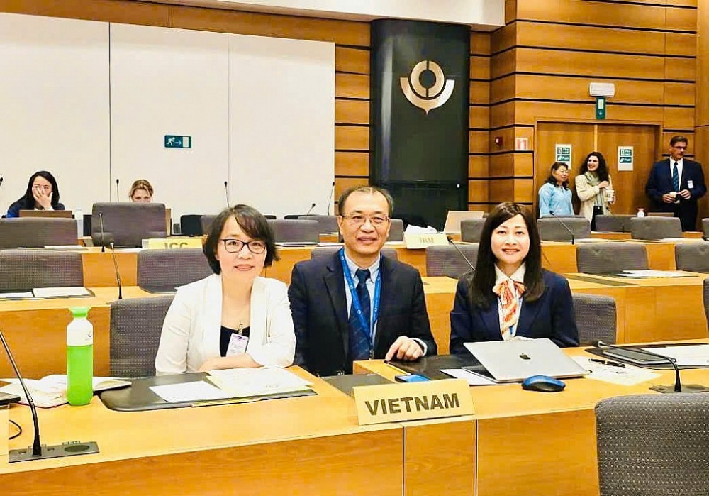 bà Nguyễn Thị Vĩnh Hoài, Tham tán, đại diện Hải quan Việt Nam tại WCO - Chủ tịch PTC nhiệm kỳ 2025-2026 chụp ảnh cùng đoàn Hải quan Việt Nam. bà Nguyễn Thị Vĩnh Hoài, Tham tán, đại diện Hải quan Việt Nam tại WCO - Chủ tịch PTC nhiệm kỳ 2025-2026 chụp ảnh cùng đoàn Hải quan Việt Nam.