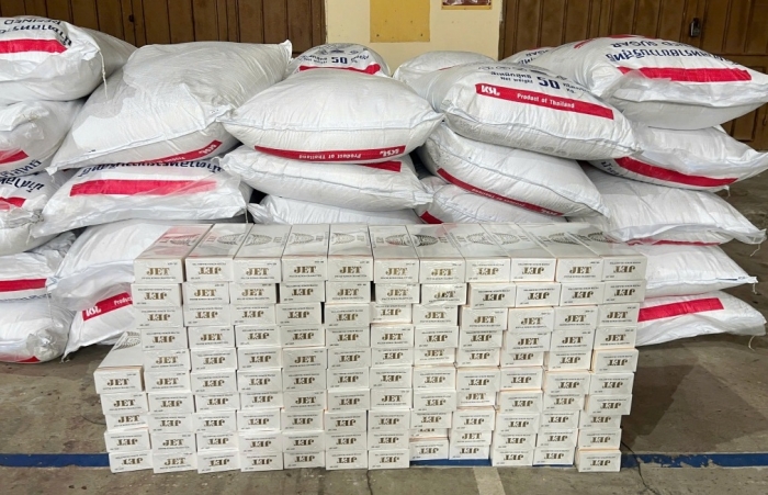 Phát hiện xe khách chở lượng lớn đường, thuốc lá có dấu hiệu nhập lậu