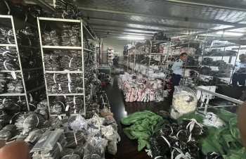 Phát hiện cơ sở sản xuất quần áo giả nhãn hiệu YONEX