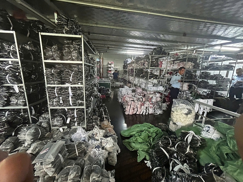 Phát hiện cơ sở sản xuất quần áo giả nhãn hiệu YONEX Phát hiện cơ sở sản xuất quần áo giả nhãn hiệu YONEX