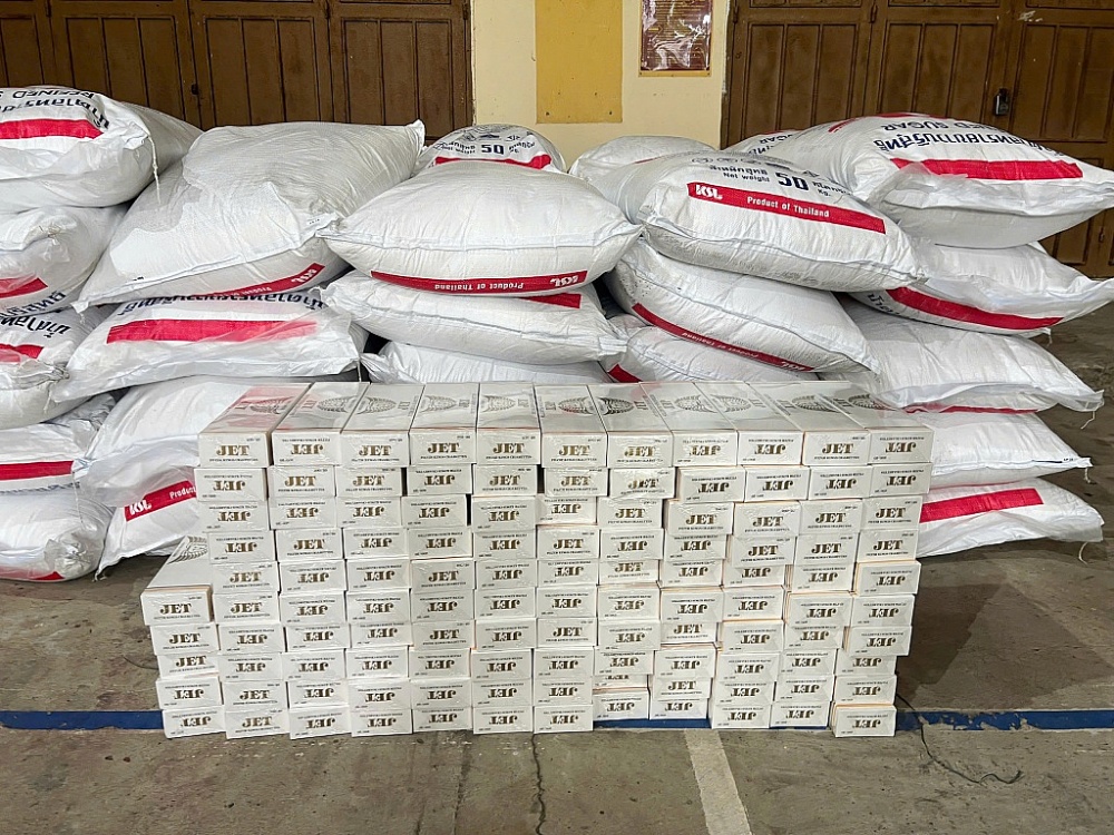 Phát hiện xe khách chở lượng lớn đường, thuốc lá có dấu hiệu nhập lậu Phát hiện xe khách chở lượng lớn đường, thuốc lá có dấu hiệu nhập lậu