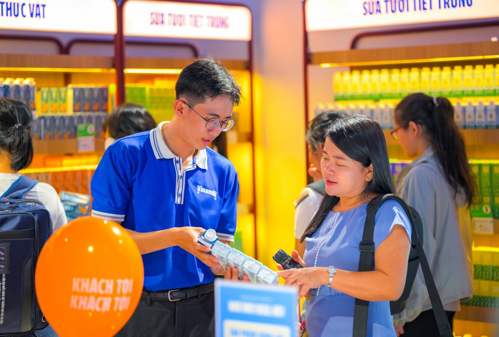 Vinamilk: Tổng doanh thu hợp nhất quý 3 tiến sát cột mốc 17 nghìn tỷ đồng Vinamilk: Tổng doanh thu hợp nhất quý 3 tiến sát cột mốc 17 nghìn tỷ đồng