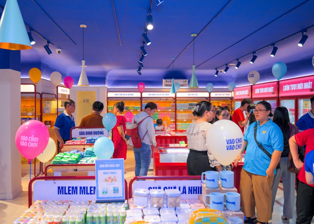 Vinamilk: Tổng doanh thu hợp nhất quý 3 tiến sát cột mốc 17 nghìn tỷ đồng Vinamilk: Tổng doanh thu hợp nhất quý 3 tiến sát cột mốc 17 nghìn tỷ đồng