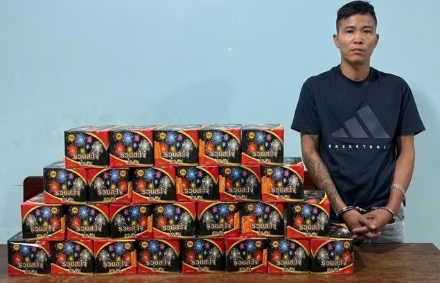 Hà Tĩnh bắt lái xe container vận chuyển pháo trái phép vào Việt Nam