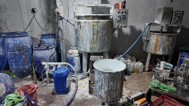 Tạm giữ hàng nghìn sản phẩm mỹ phẩm giả Tạm giữ hàng nghìn sản phẩm mỹ phẩm giả