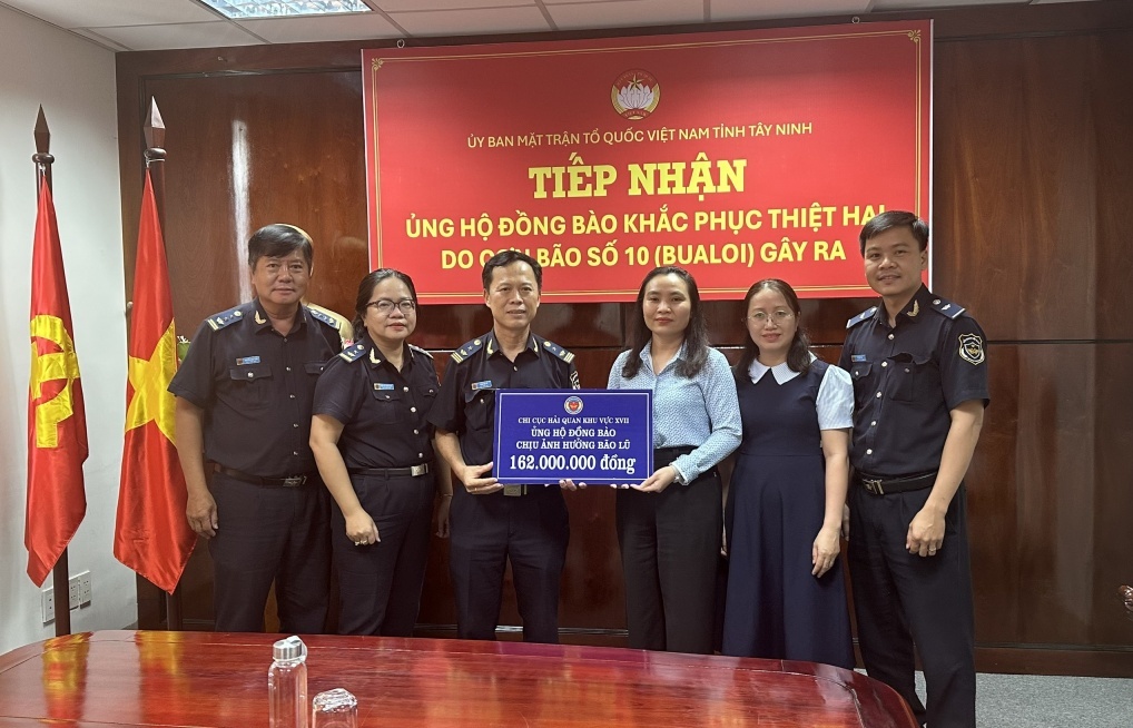 Hải quan khu vực XVII chung tay ủng hộ đồng bào khắc phục hậu quả bão, lũ