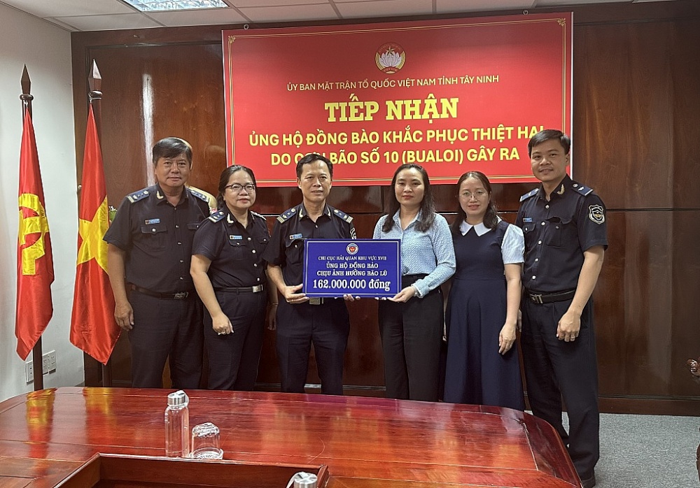 Hải quan khu vực XVII chung tay ủng hộ đồng bào khắc phục hậu quả bão, lũ Hải quan khu vực XVII chung tay ủng hộ đồng bào khắc phục hậu quả bão, lũ