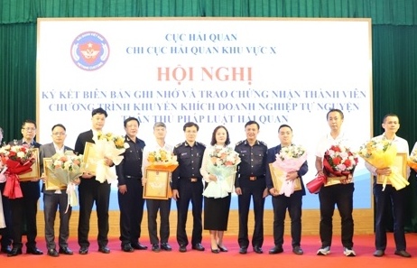 Trao chứng nhận cho 12 DN tham gia Chương trình tự nguyện tuân thủ pháp luật hải quan
