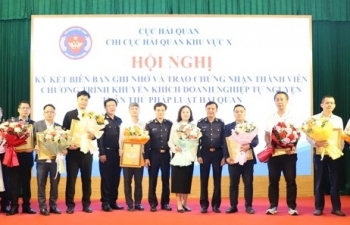Trao chứng nhận cho 12 DN tham gia Chương trình tự nguyện tuân thủ pháp luật hải quan