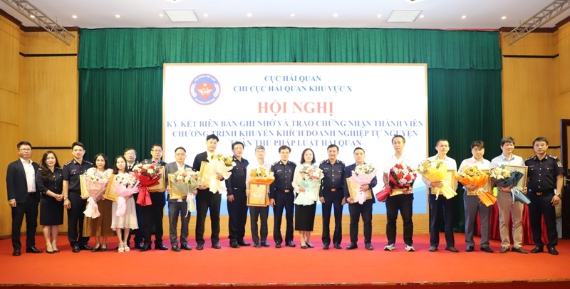 Trao chứng nhận cho 12 DN tham gia Chương trình tự nguyện tuân thủ pháp luật hải quan Trao chứng nhận cho 12 DN tham gia Chương trình tự nguyện tuân thủ pháp luật hải quan