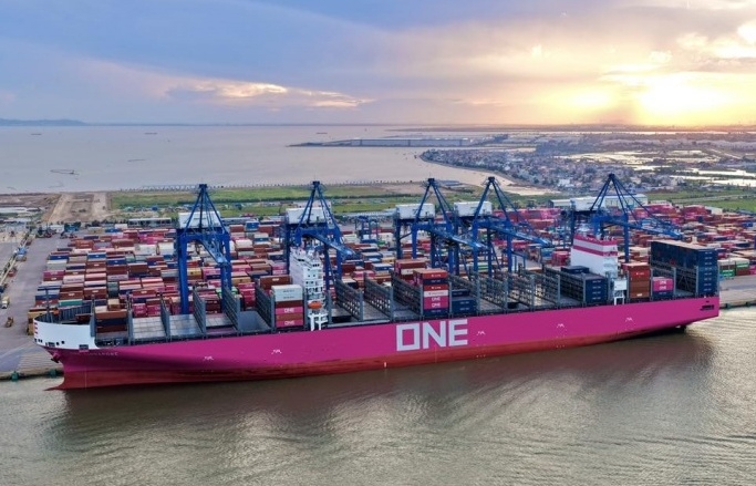 INFOGRAPHIC: 10 nhóm hàng xuất khẩu lớn nhất tính đến 15/10/2025