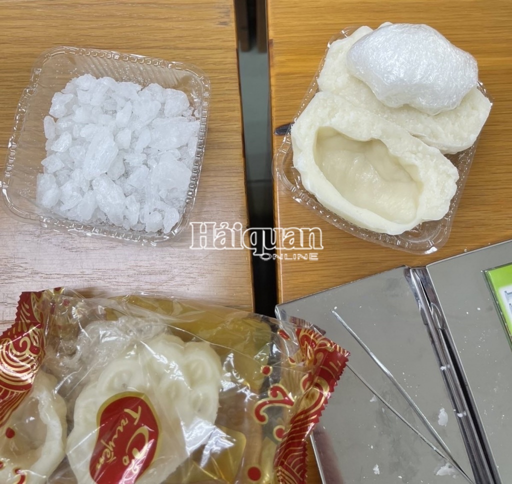 Hải quan Chuyển phát nhanh phát hiện 1 kg ma túy giấu trong nhân bánh trung thu Hải quan Chuyển phát nhanh phát hiện 1 kg ma túy giấu trong nhân bánh trung thu