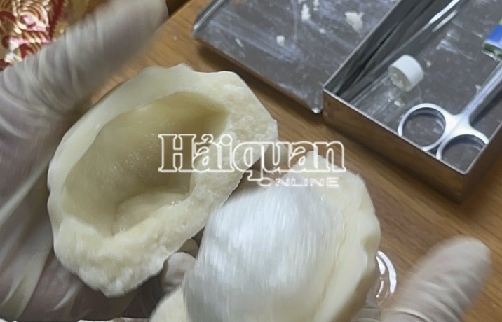 Hải quan Chuyển phát nhanh phát hiện 1 kg ma túy giấu trong nhân bánh trung thu
