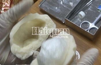 Hải quan Chuyển phát nhanh phát hiện 1 kg ma túy giấu trong nhân bánh trung thu