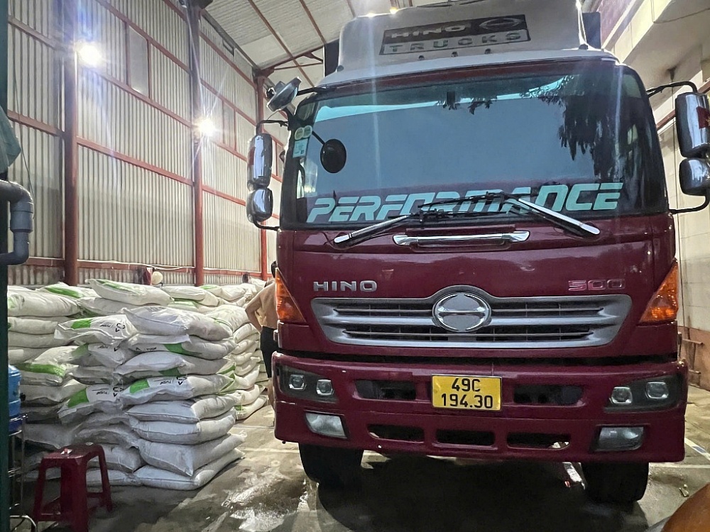 Phương tiện và hàng hóa vi phạm.