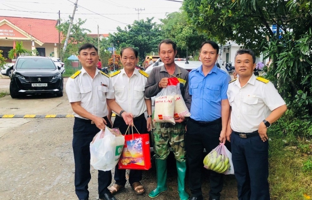 Nghĩa tình đồng nghiệp giữa mùa lũ