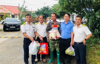 Nghĩa tình đồng nghiệp giữa mùa lũ