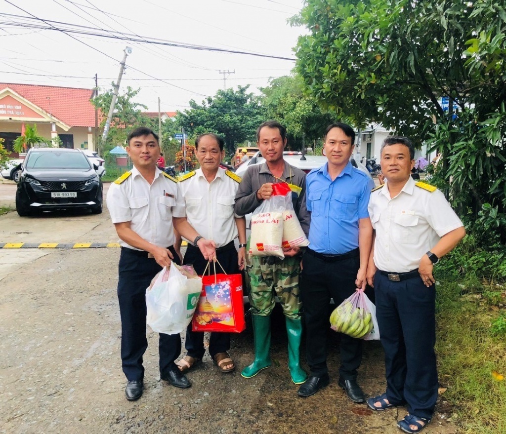 Nghĩa tình đồng nghiệp giữa mùa lũ Nghĩa tình đồng nghiệp giữa mùa lũ