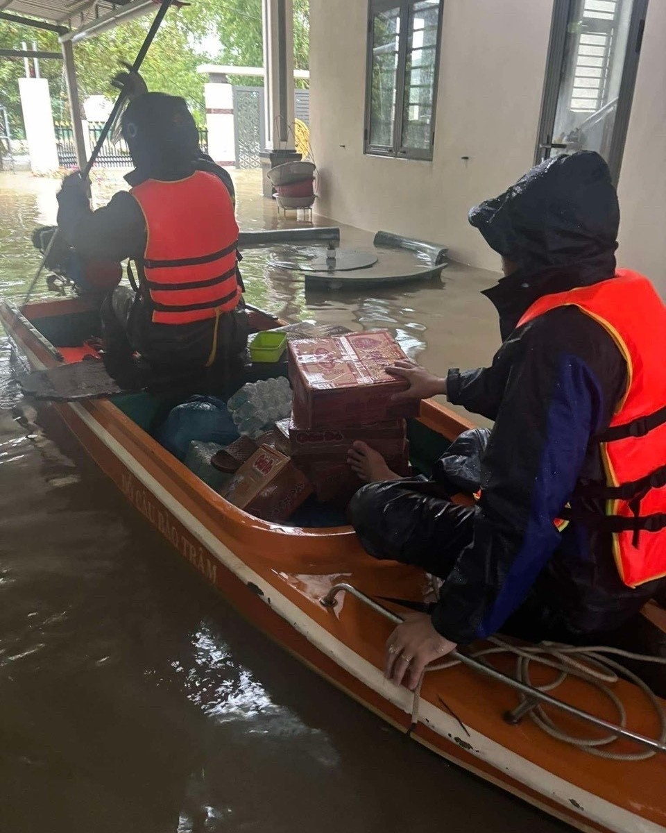 Nghĩa tình đồng nghiệp giữa mùa lũ Nghĩa tình đồng nghiệp giữa mùa lũ